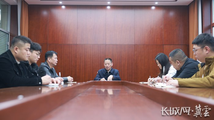 宁小五（中）和明达线缆集团有限公司员工进行座谈。通讯员 孙亚伟 摄