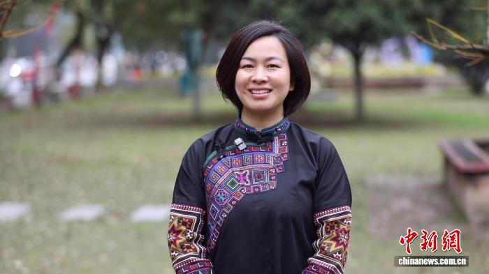 全国人大代表、湖南省资兴市回龙山瑶族乡二峰村党支部书记赵春梅。黄磊 摄