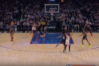 没收住！哈珀防守布伦森被认定垫脚 吹一级恶意犯规