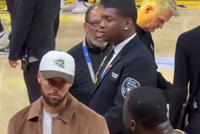 😐追梦打湖人时又在替补席大发雷霆 库里在一旁盯着看