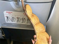 女子带1米长巨大豆荚坐飞机引围观 机场客服：可随身携带