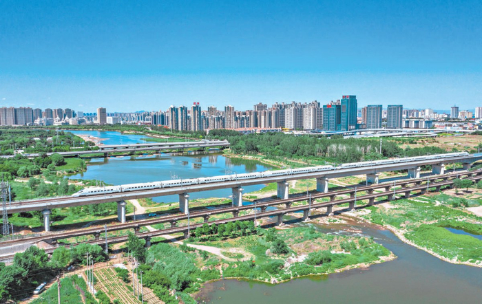 　　京唐城际铁路跨三河市潮白河。 本报记者 潘之望摄