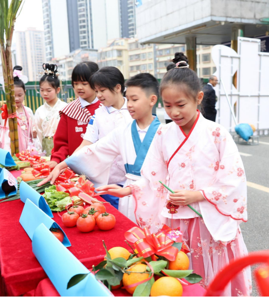 △封开县江口街道中心小学南校区开展了一场集传统韵味与创意活力于一体的开学仪式。图源 封开发布