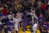 詹姆斯在替补席看数据表 美媒调侃：我从来不是一个看重数据的人