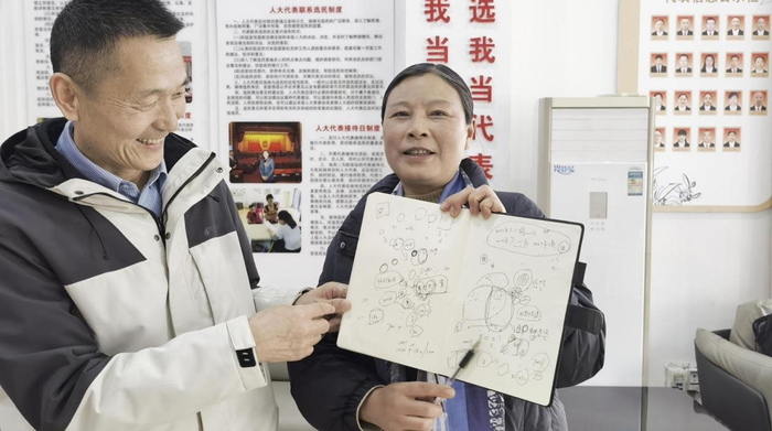 陶勋花（右）用简单的数字和图画给村民讲解民生政策（受访者供图）