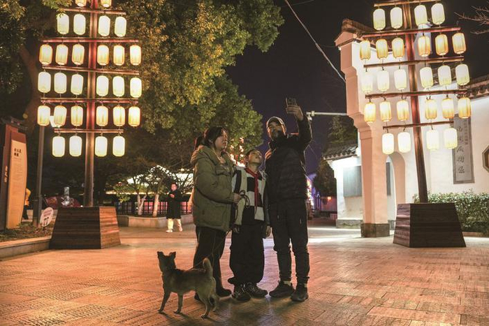 　　在海宁南关厢历史文化街区，司永平一家与新春灯会合影。