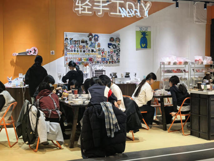 图为某店铺的拼豆体验区座无虚席。王雅舒 摄