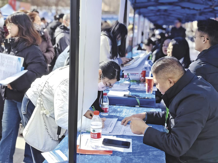 2026年“春风行动暨就业援助季”省级专场招聘会现场。本报记者 李兴发 丁玉梅 摄