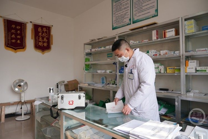 村卫生室里，陈柱正在整理村民们的卫生健康材料。