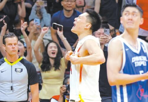             李弘权（左）庆祝胜利          