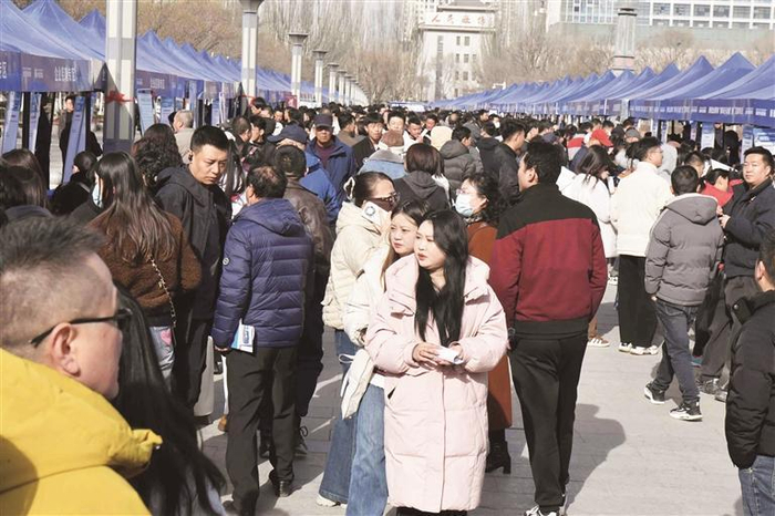 招聘会现场。                         西海新闻记者 邓建青 摄