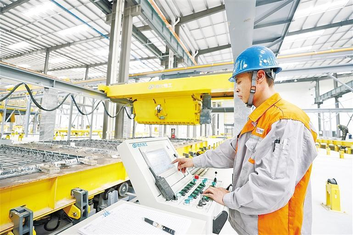     在位于文安县的泰华远大装配式建筑有限公司生产车间，工人正在生产线上作业。   本报记者 贾珺 摄