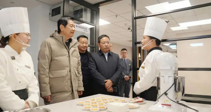 △苏华（左二）在四川参加“深化产教融合 促进高质量就业”专题调研。