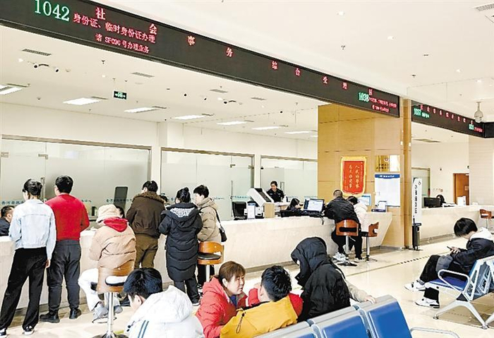     香河县行政服务中心大厅现场。本报记者 李新苓 本报通讯员 张嫚青 摄