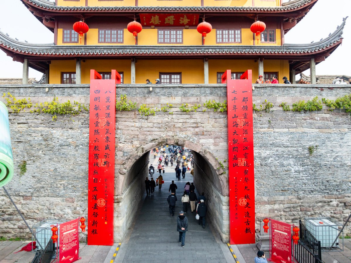 巨幅“龙门对”。忻之承 王博 摄