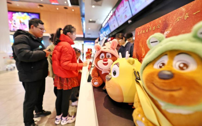 ▲资料图：观众购票准备观影。图/新华社