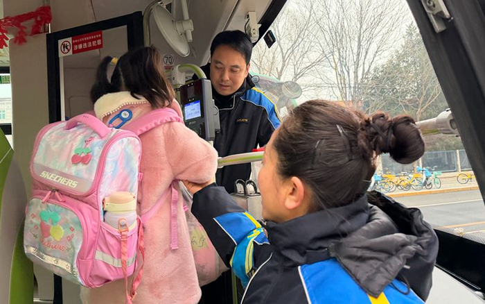 今年春季学期，北京通学公交共计开通线路303条，覆盖学校122所。北京公交集团供图