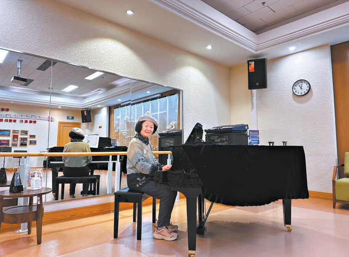 　　香河大爱城养老中心内，北京退休老人江阿姨正在弹钢琴。 孙云柯摄