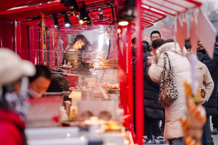 市民品尝元宵。