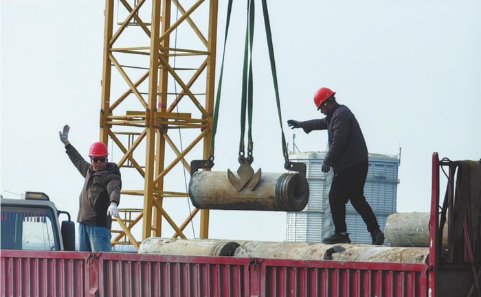 在丹东粮农综合产业园项目建设现场，工人正在赶工期。 本报记者 王卢莎 摄