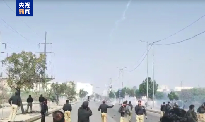 △美驻卡拉奇领事馆外，警察与抗议民众发生冲突