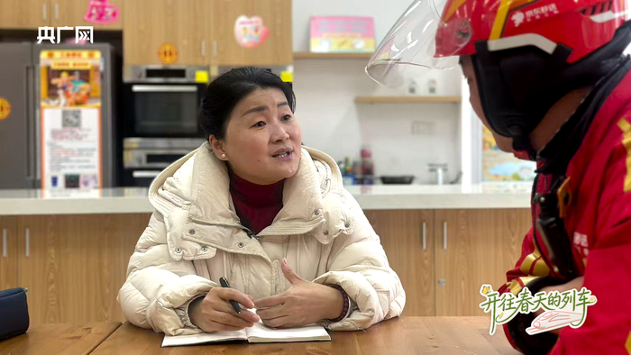 李承霞了解外卖员建议和需求（央广网记者  顾炀威  摄）