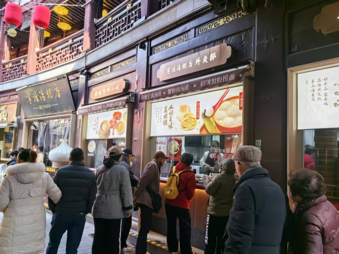 3月2日，上海豫园宁波汤团店内堂食客流一位难求。新京报贝壳财经记者俞金旻 摄