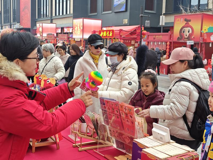 市民游客正在选购“翻里花”。新京报记者 王巍 摄