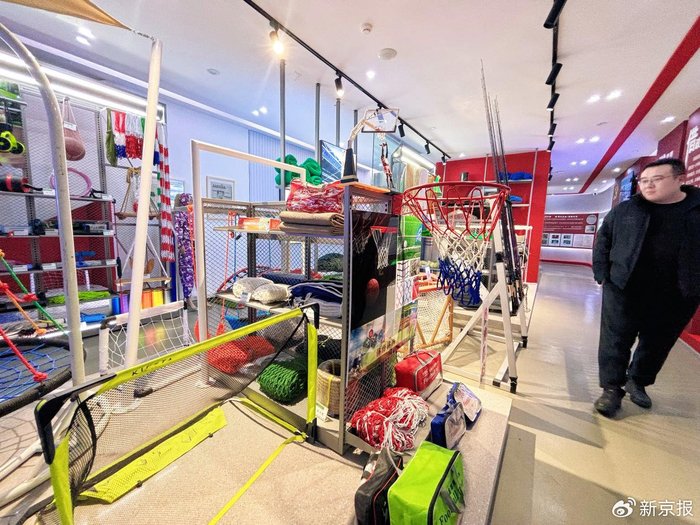 中国绳网产业新城赋能中心里，展示着各种绳网产品。新京报记者揭明玥 摄