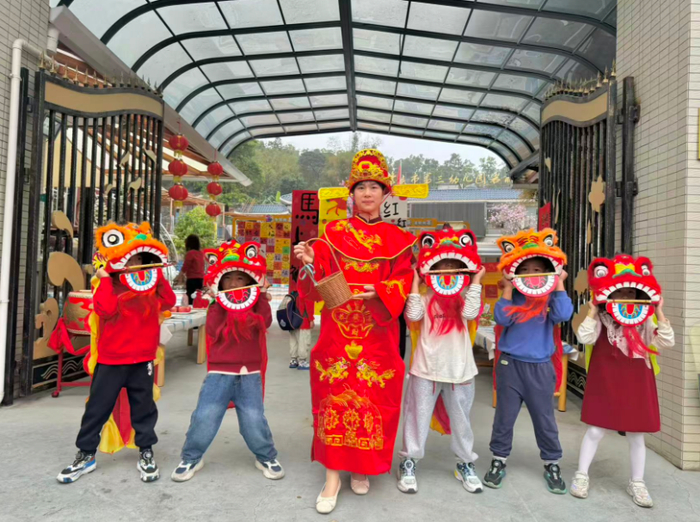 △肇庆市第三幼儿园岩前分园的老师们化身财神爷为孩子们送上糖果，送上祝福。费艳萍 摄