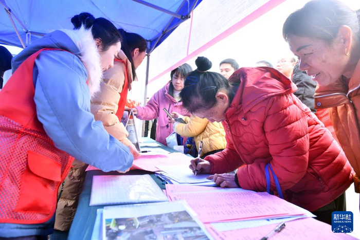 3月1日，在融水苗族自治县安太乡“十三坡会”上，人们在了解岗位需求信息。新华社记者 黄孝邦 摄