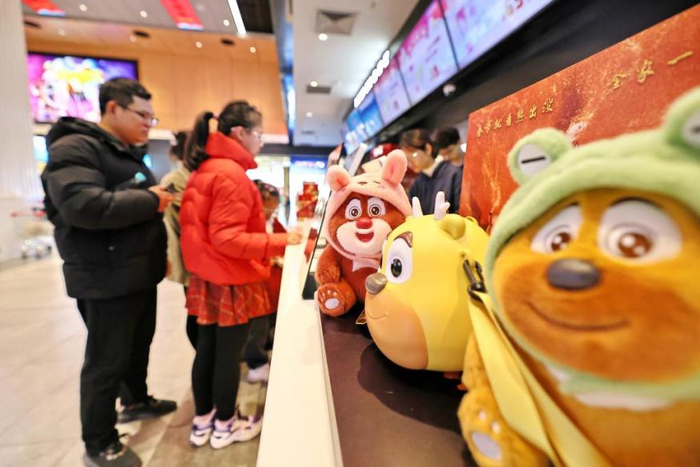 ▲资料图：观众购票准备观影。图/新华社