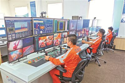 山东港口青岛港前港公司建成投用智控中心，将传统分散式人工操作转化为集约化数智管控。图为智控中心内景。