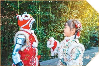 春节期间，江苏兴化里下河国家湿地公园游人如织。图为小朋友与公园内人形机器人互动。周社根摄（人民视觉）