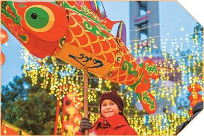 外国游客在上海首届浦东中国年味节现场与鱼灯合影。王 初摄（人民图片）