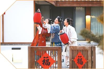 在山东省郯城县醉东风乡村艺栈，乡村春节旅游消费项目火热。图为演员穿着传统服饰为游客表演。张春雷摄（人民图片）
