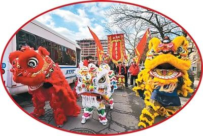 黄振钦和武馆学生在美国纽约法拉盛街头巡游，表演蔡李佛舞狮。受访者供图