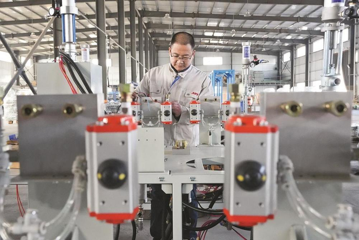         冀南新区京华派克邯郸机械科技有限公司装配车间正在全力生产。                                       杜昕雨 摄    