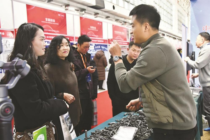         邯郸市永年区紧固件博览中心，参展商正在介绍紧固件产品。 程名 摄    