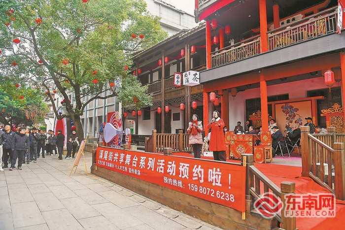 溪尾街共享舞台上，居民正在排练闽剧。