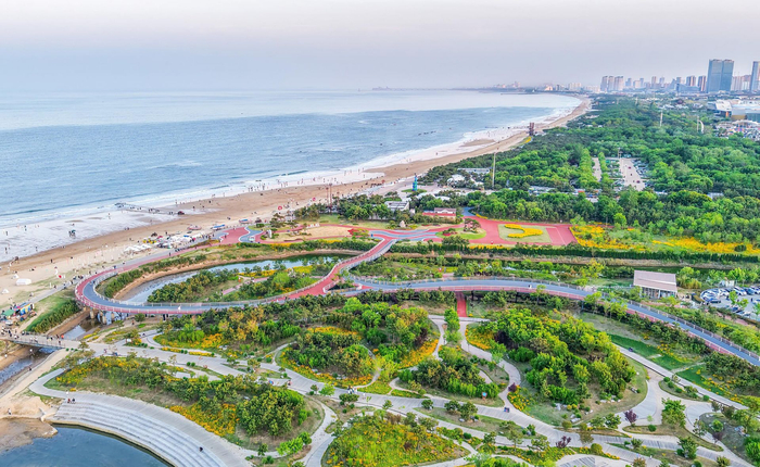 △新时代以来，美丽中国建设迈出重大步伐。图为2025年5月拍摄的山东日照阳光海岸绿道。