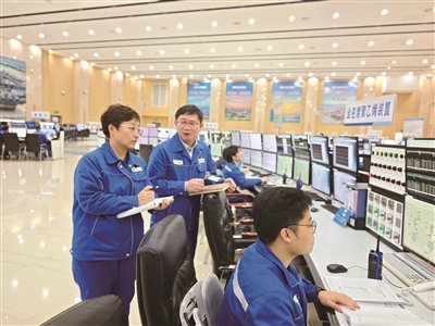 图为《中国化工报》记者在广东石化中控室就新产品指标调整情况，采访于现建。 （吕志能 摄）