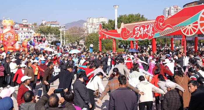 在会东县，游客和本地市民欢聚，热闹过年。 会东县融媒体中心供图