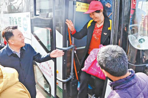 人社部门工作人员和家政公司负责人迎接“礼贤妹”。本报记者白继开 摄