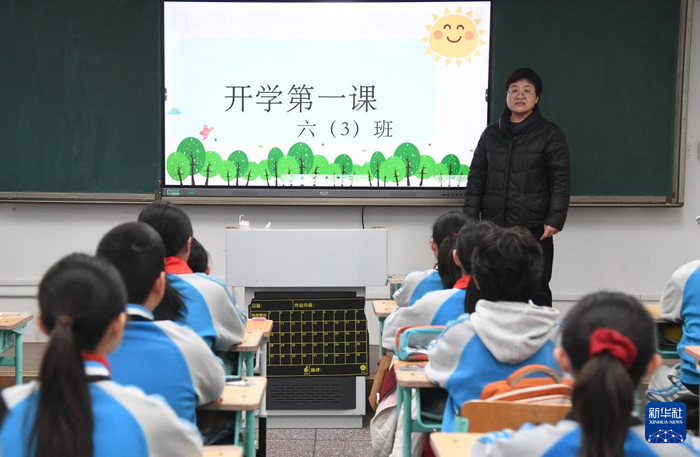 　　3月2日，在北京市平谷区第一小学，六年级（3）班的学生上开学第一课。