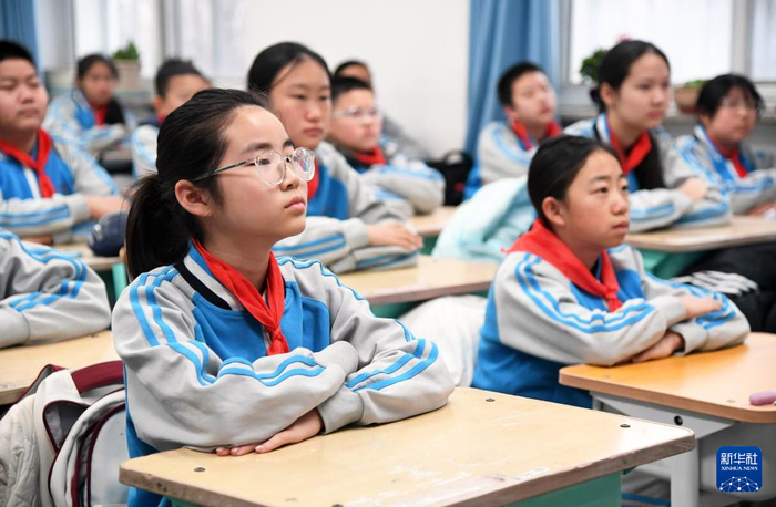 　　3月2日，在北京市平谷区第一小学，六年级（3）班的学生上开学第一课。
