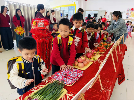 △广宁县城西幼儿园的孩子们小手轻触福气蔬果，把聪明伶俐、大吉大利统统装进书包。图源 广宁发布
