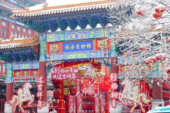 在古镇杨柳青，白雪映衬下红灯笼更添喜庆