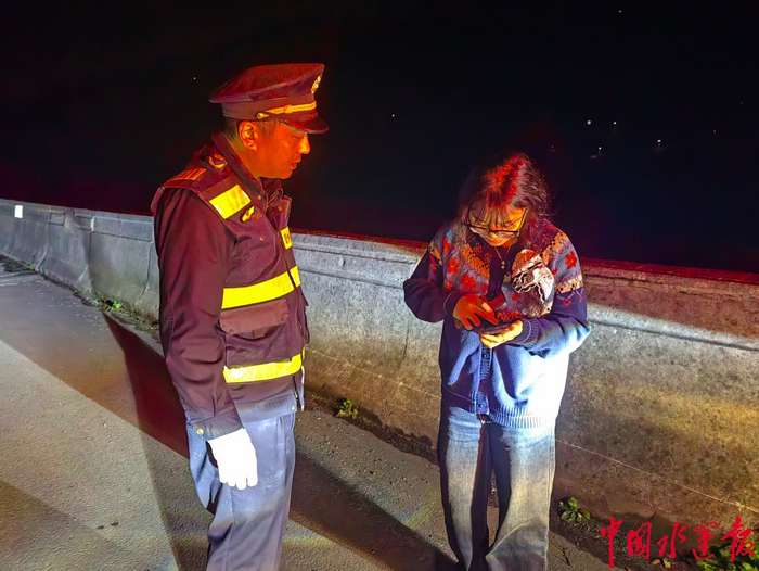 执法人员将找回手机交当事人核验。