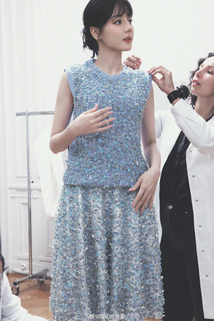 来源 | @嘉行迪丽热巴工作室、、@Dear-迪丽热巴、@DIOR迪奥、都市快报